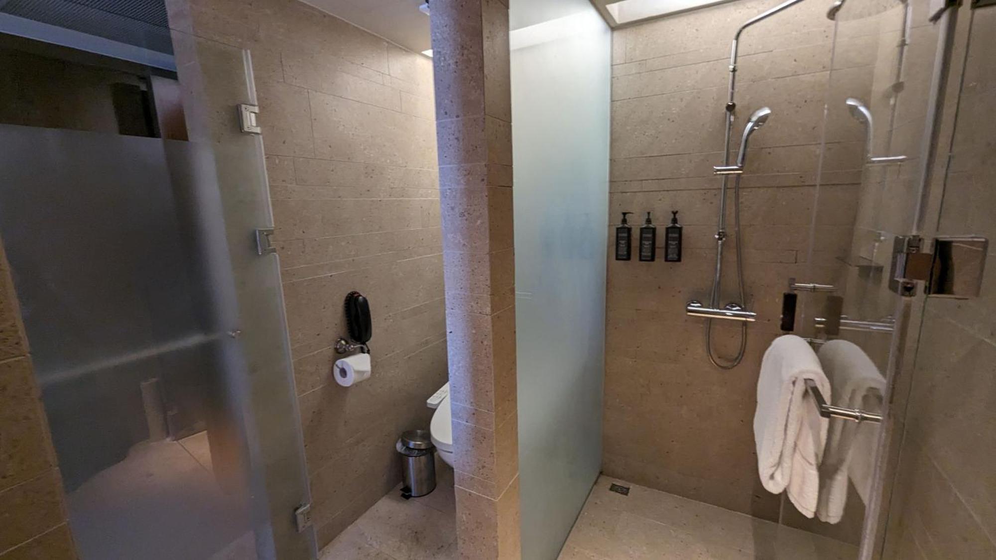 Sheraton Taitung Hotel Екстериор снимка Bathroom of a First Suite