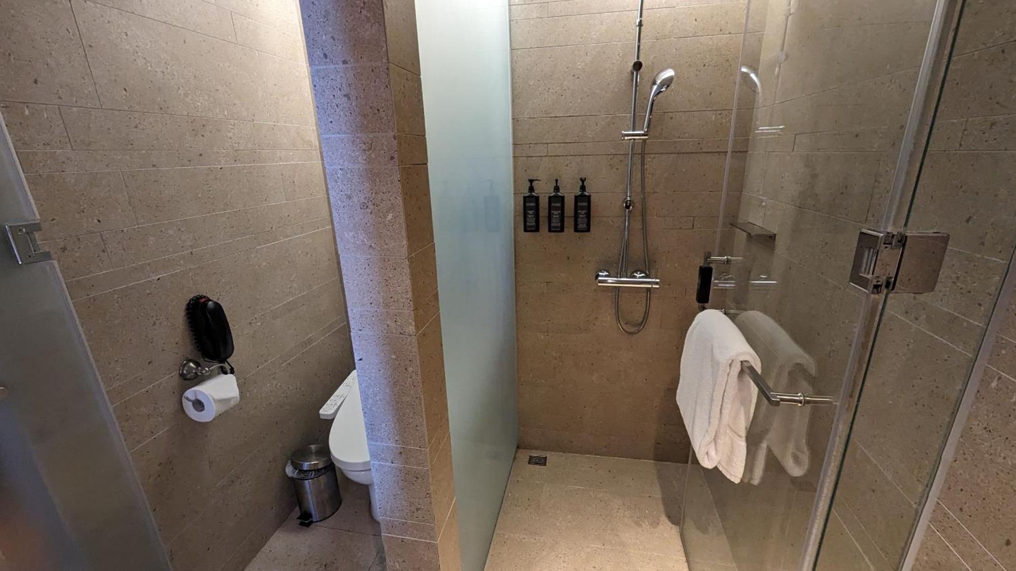 Sheraton Taitung Hotel Екстериор снимка A shower cubicle in a hotel