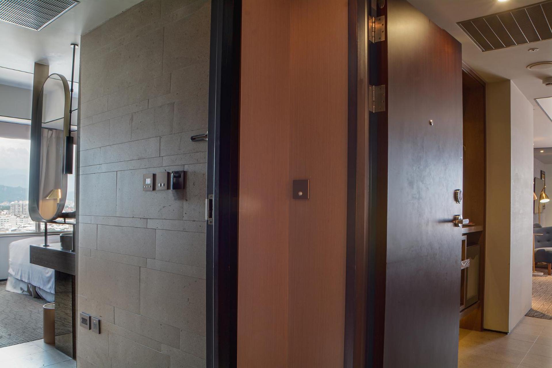 Sheraton Taitung Hotel Екстериор снимка A sliding door