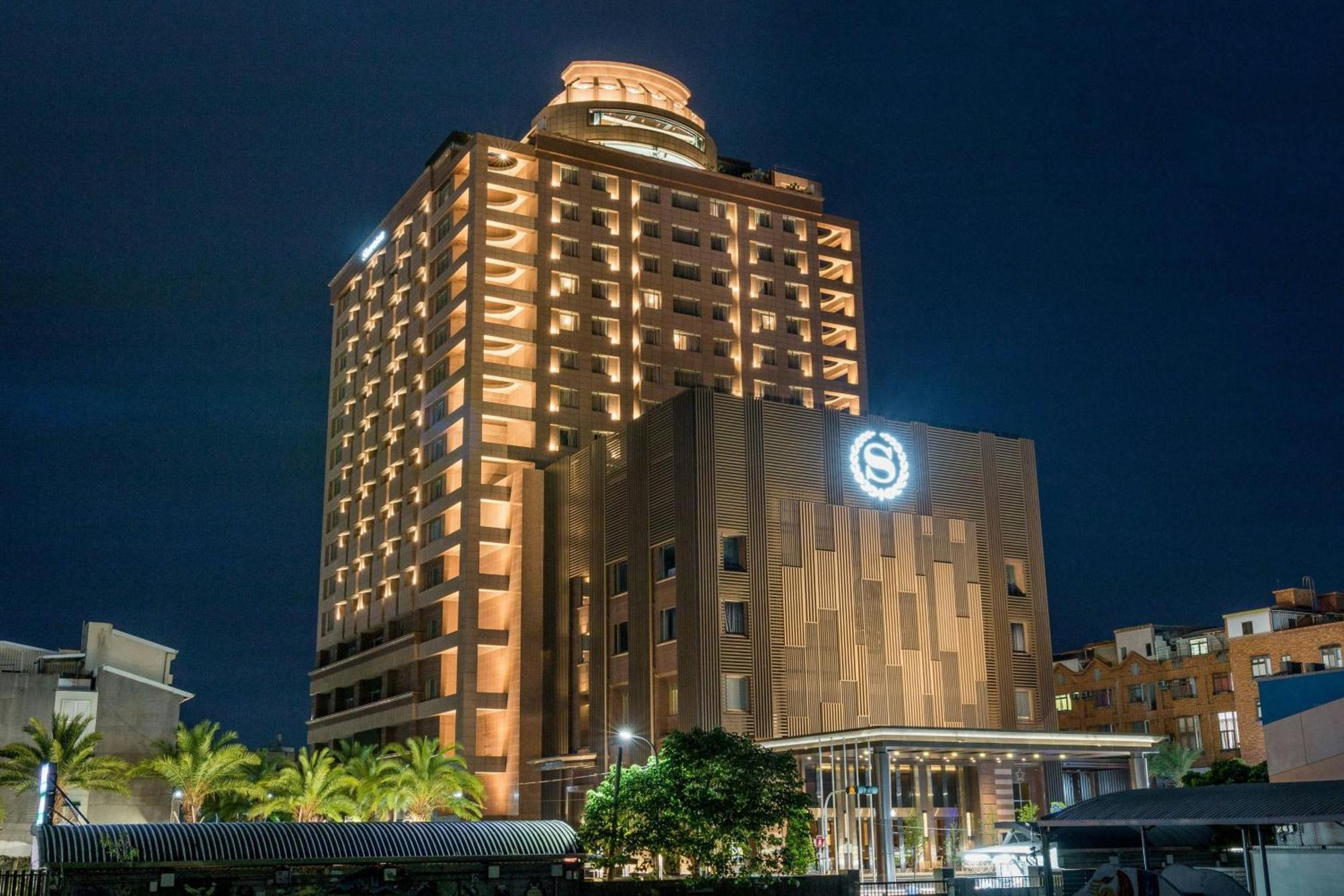 Sheraton Taitung Hotel Екстериор снимка The hotel at night