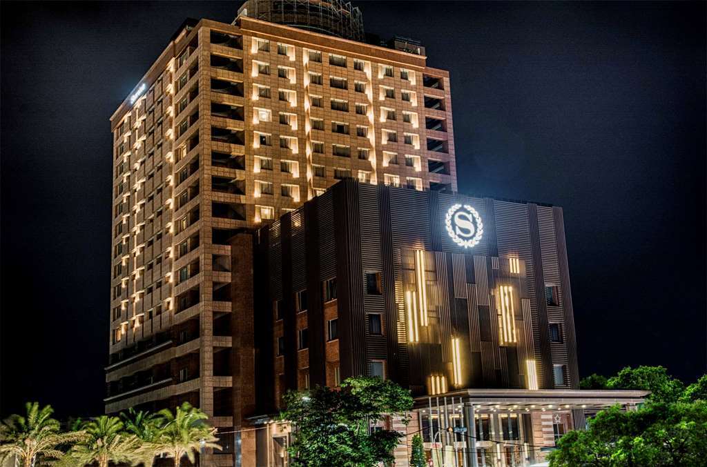 Sheraton Taitung Hotel Екстериор снимка The hotel at night